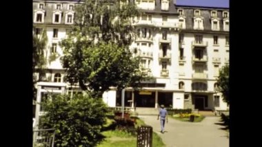 Chamonix, Fransa Haziran 1984: Chamonix köyü manzaralı 80 'ler