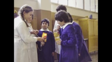 Milan, İtalya Mart 1975: Okul çocukları 70 'lerde abur cubur sahnesinde atıştırıyor