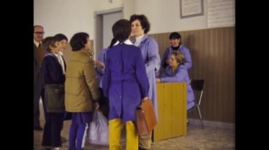 Milan, İtalya Mart 1975: Müdür ve Müdür 70 'lerdeki okul sahnesinde çocukları azarladı