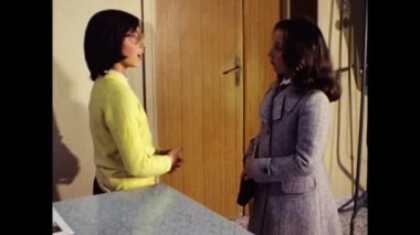 Milan, İtalya Mart 1975: 70 'lerde küçük kızlar yetişkin gibi davranıyorlar