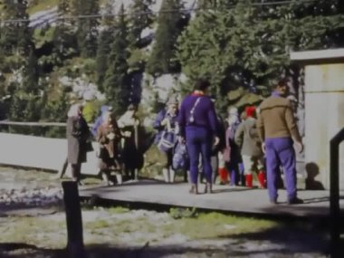 Molveno, İtalya Mart 1973: 70 'lerde yaşlılar dağ gezisi sahnesi