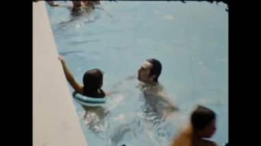 Olbia, İtalya Haziran 1966: İnsanlar 60 'larda havuz aile anılarını tatil ediyorlar