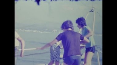 Olbia, İtalya Haziran 1966: İnsanlar 60 'larda yelkenli sahnesinde tatil yapıyorlar