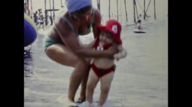 Olbia, İtalya Haziran 1966: Çocuklar 60 'lardaki mutlu aile hatıraları plaj tatili sahnesi