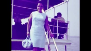 Olbia, İtalya Haziran 1966: İnsanlar 60 'larda yelkenli sahnesinde tatil yapıyorlar