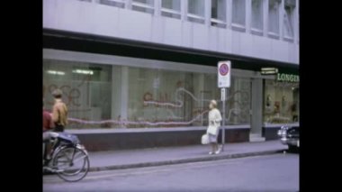 Brüksel, Belçika Mayıs 1968: Grafiti, boya, tabela ve hasar sahneleriyle tahrip edilen mağaza camları