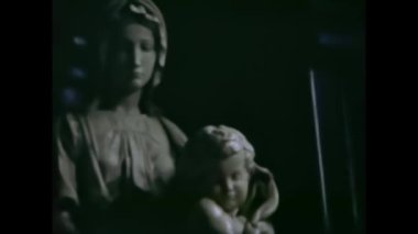 Brüksel, Belçika Mayıs 1968: 60 'larda bebek İsa heykeli sahnesi ile Madonna