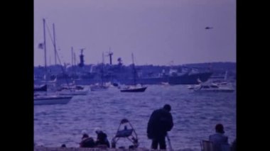 Portsmouth, Birleşik Krallık 5 Mayıs 1994: 90 'larda deniz sahnesinde çok sayıda tekne ve gemi