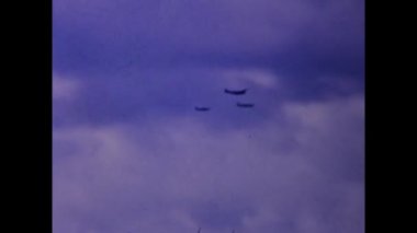Portsmouth, Birleşik Krallık 5 Mayıs 1994: Bombacı uçakları 90 'larda gökyüzünde uçuyor