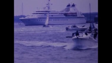 Portsmouth, Birleşik Krallık 5 Mayıs 1994: 90 'larda deniz sahnesinde çok sayıda tekne ve gemi