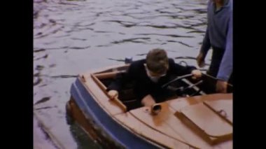 Coventry, Birleşik Krallık 1963: Çocuklar 60 'lardaki lunapark sahnesinde küçük tekneleri kullanıyorlar