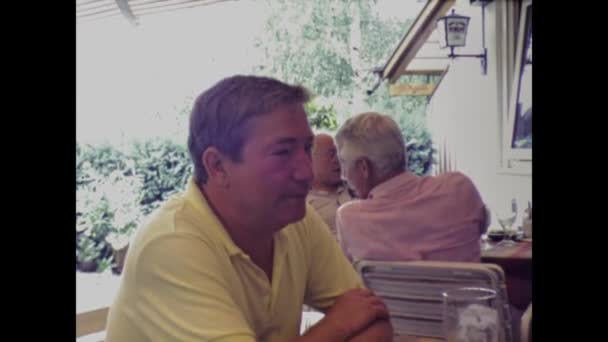 Sudtirol Италия Май 1984 Люди Завтракают Столом Сцены Годах — стоковое видео
