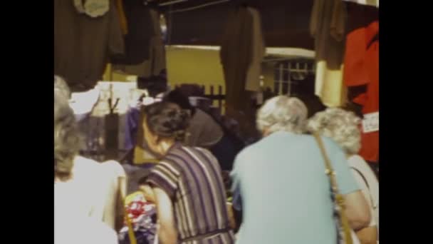 Sudtirol Talya 1984 Lerde Giysi Caddesi Market Sahnesi — Stok video