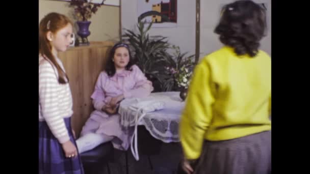 Μιλάνο Ιταλία Μάρτιος 1975 Ομάδα Παιδιών Που Κάθονταν Στο Τραπέζι — Αρχείο Βίντεο
