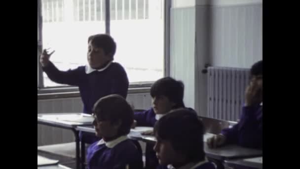1975年3月 意大利米兰 70年代儿童坐在课桌前 — 图库视频影像