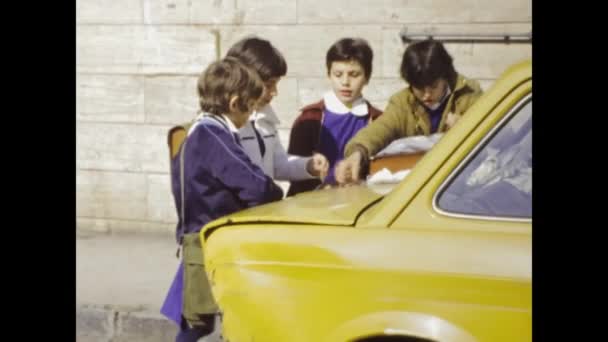Milan Talya Mart 1975 Lerde Çocuklar Çıkartma Değişimi Sahnesi — Stok video
