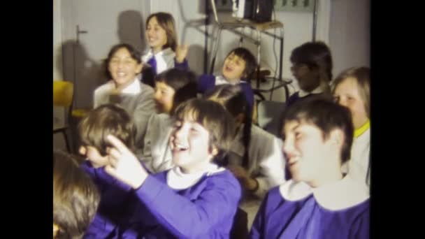 밀라노 1975 괴롭힘 당하는 아이들 급우들을 겁주는 — 비디오