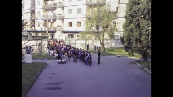 Milan Italy March 1975 Crowd Children Enter School Scene 70S — Stock Video