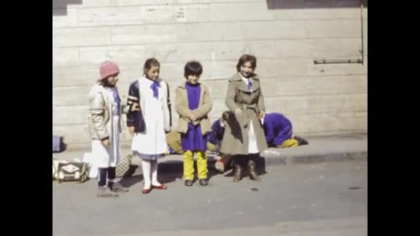 1975年3月 意大利米兰 70年代一群孩子在街头玩耍 — 图库视频影像