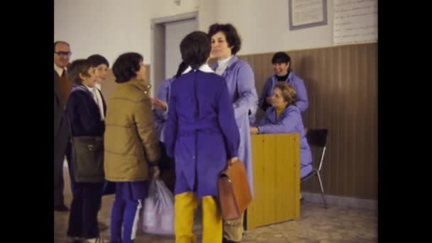 Mediolan Włochy Marzec 1975 Dyrektor Dyrektor Krzywi Dzieci Scenie Szkolnej — Wideo stockowe