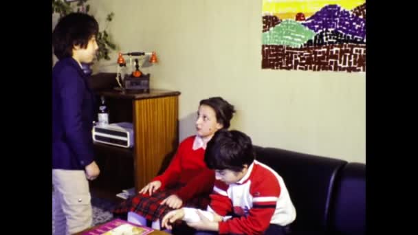 Mediolan Włochy Marzec 1975 Dzieci Spotykają Się Salonie Latach Tych — Wideo stockowe
