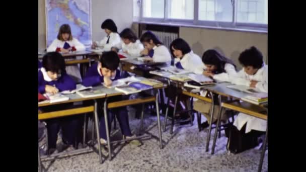 1975年3月 意大利米兰 60年代儿童坐在课桌前 — 图库视频影像