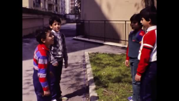 Mediolan Włochy Marsz 1975 Dzieci Spotykają Się Scenie Ulicznej Latach — Wideo stockowe