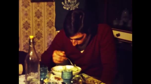 Mediolan Włochy Grudzień 1975 Świąteczny Obiad Domu Rodzinnym Latach Tych — Wideo stockowe