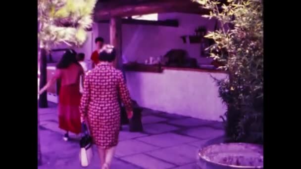 Milánó Olaszország Március 1975 Család Bárpultnál Szabadtéri Jelenet Években — Stock videók