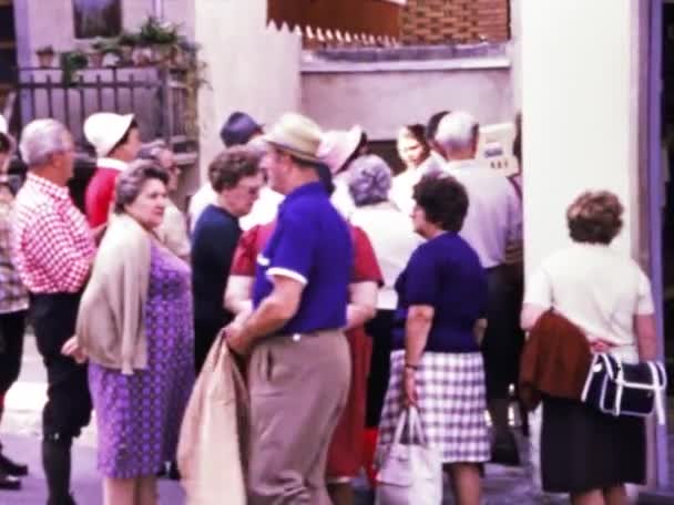 1973年 昭和48年 6月イタリア モルヴェノ 70代の老人外出 — ストック動画