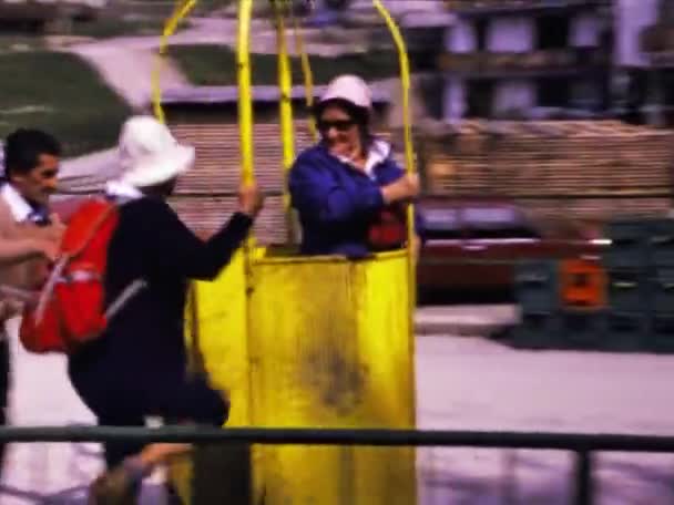 Molveno Itália Junho 1973 Idosos Entram Cena Teleférico Nos Anos — Vídeo de Stock