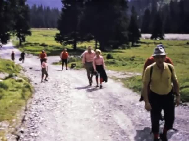 Molveno Italy June 1973 Пожилые Люди Прогуливаются Сцены — стоковое видео