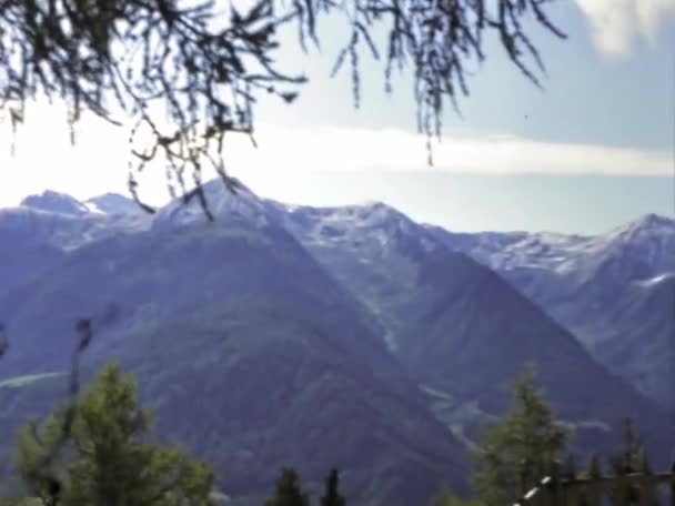 1973年6月 意大利摩尔韦诺 70年代老年人远足山地 — 图库视频影像