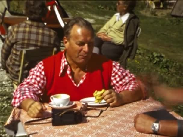 Molveno Italien Juni 1973 Äldre Människor Utflykt Bergsscenen Talet — Stockvideo