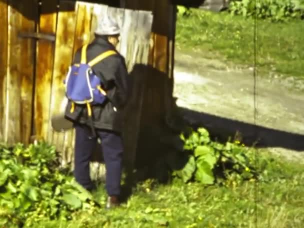 Vipiteno Włochy Czerwiec 1973 Człowiek Sika Świeżym Powietrzu Latach Tych — Wideo stockowe