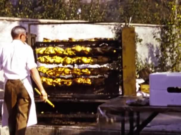 Molveno Itália Junho 1973 Galinhas Espeto São Cozinhadas Cena Década — Vídeo de Stock