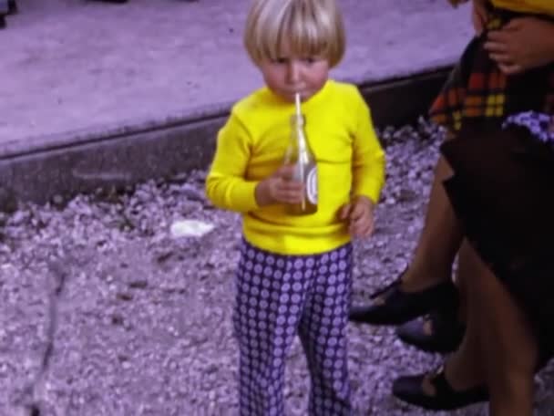 Molveno Italy June 1973 Дитина Безалкогольний Напій Пляшки — стокове відео