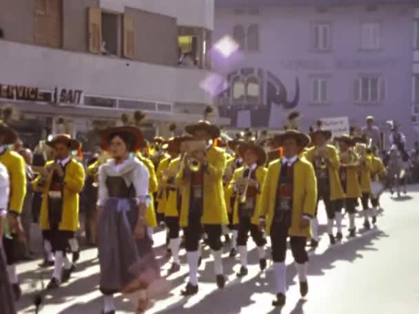 Molveno Italia June 1973 Fest Bassa Atesina Med Parade Tallet – stockvideo