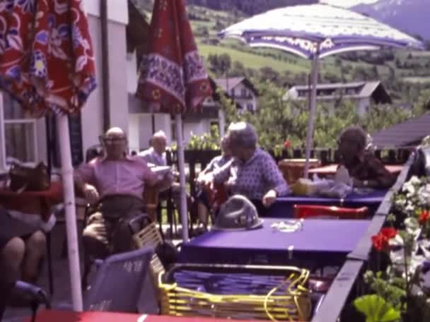 Tirol Del Sur Italia Junio 1973 Anciano Sentado Escena Mesa — Vídeos de Stock