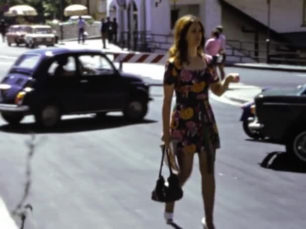 Molveno Ιταλία Ιούνιος 1973 Όμορφη Κοπέλα Περπατά Κάτω Από Σκηνή — Αρχείο Βίντεο