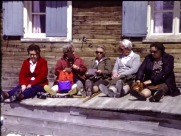 South Tyrol Ιταλία Ιούνιος 1973 Ηλικιωμένοι Βγαίνουν Στην Ορεινή Σκηνή — Αρχείο Βίντεο