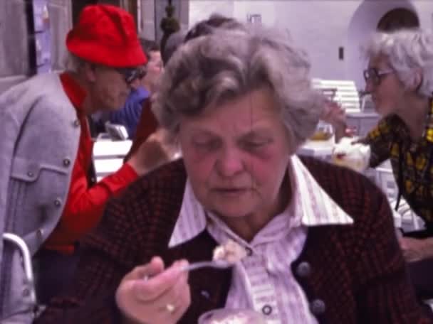 Южный Тироль Италия Июнь 1973 Пожилые Люди Прогуливаются Горной Местности — стоковое видео