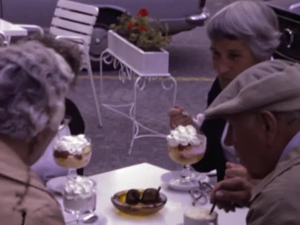 Zuid Tirol Italië Juni 1973 Oudere Vrouw Eet Ijscène Jaren — Stockvideo