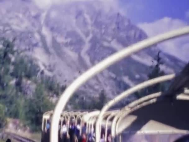 Lausanne Zwitserland Maart 1973 Toeristische Trein Bergen Scene Jaren — Stockvideo