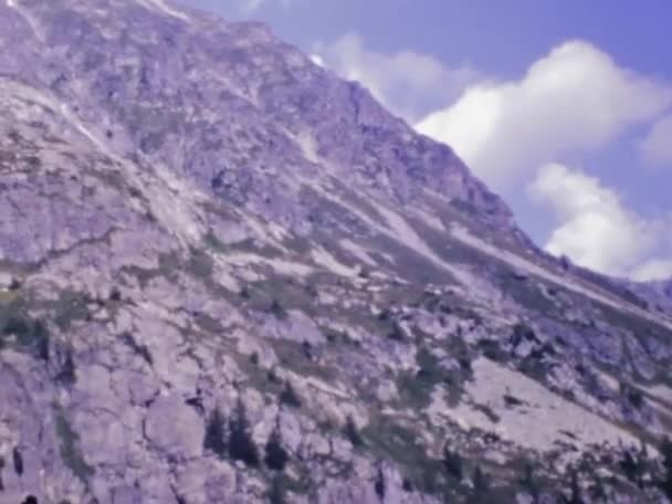 1973年3月 瑞士洛桑 70年代勃朗峰山脉全景 — 图库视频影像