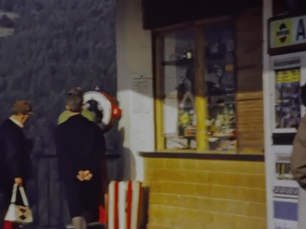 1973年 昭和48年 3月イタリア モルヴェノ 70年代のゲストハウス前の観光客グループ — ストック動画