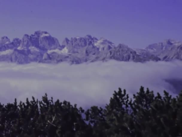 意大利摩尔维诺 1973年3月 阿尔卑斯山峰景观在70年代 — 图库视频影像