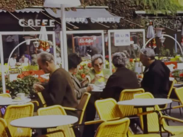 Riva Del Garda Italien März 1973 Die Leute Genießen Die — Stockvideo