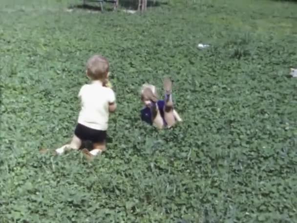 Massagno Suisse Juin 1967 Les Enfants Jouent Dans Jardin Dans — Video