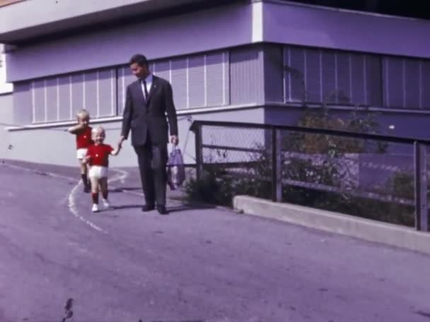 Massagno Schweiz Juni 1967 Far Lämnar Hemmet Med Barn Och — Stockvideo